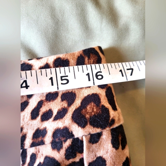 4 for $30 🌈 Torrid leopard print stretch capri pants size 10 - Picture 5 of 6